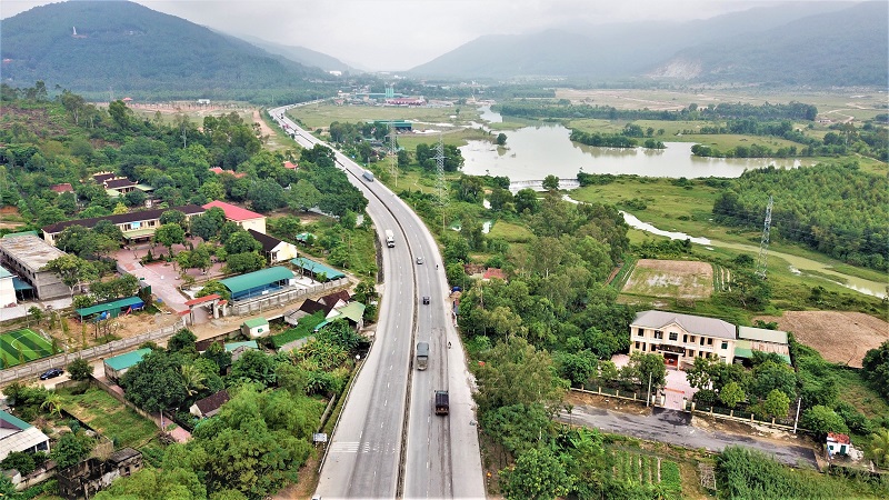Hà Tĩnh: Quốc lộ 2.400 tỷ xuất hiện sụt lún, bong tróc - Ảnh 1