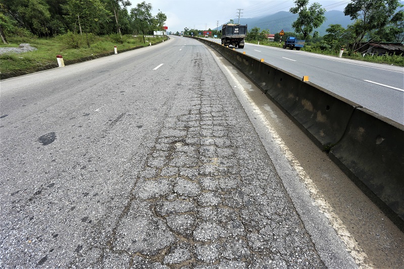 Hà Tĩnh: Quốc lộ 2.400 tỷ xuất hiện sụt lún, bong tróc - Ảnh 11