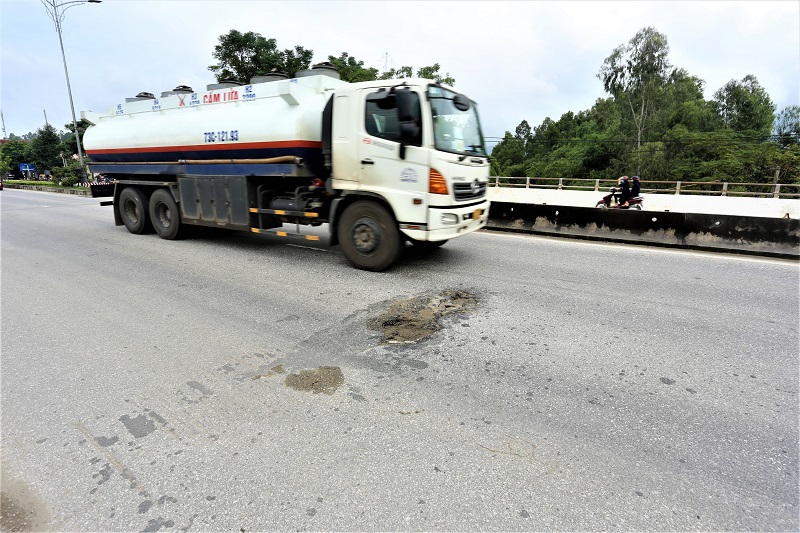 Hà Tĩnh: Quốc lộ 2.400 tỷ xuất hiện sụt lún, bong tróc - Ảnh 5