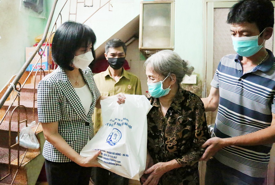 Lãnh đạo TP trao quà hỗ trợ người khuyết tật gặp khó khăn do dịch Covid-19 tại quận Hoàng Mai - Ảnh 2
