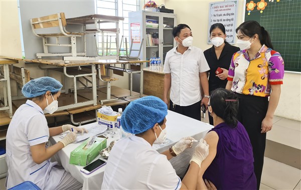 Lãnh đạo huyện Gia Lâm thăm hỏi, động viên lực lượng y tế tỉnh Bắc Ninh hỗ trợ huyện chống dịch - Ảnh 1