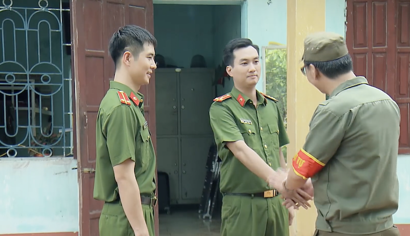 “Phố trong làng” tập 2: Chia tay người yêu, Nam chuyển công tác đến địa bàn mới - Ảnh 1