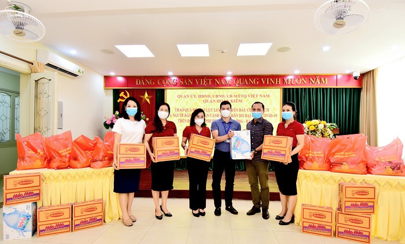 Quận Hoàn Kiếm: Trao quà hỗ trợ tới lực lượng tuyến đầu và người dân khu cách ly y tế liên quan chùm ca bệnh Covid-19 BV Việt Đức - Ảnh 3