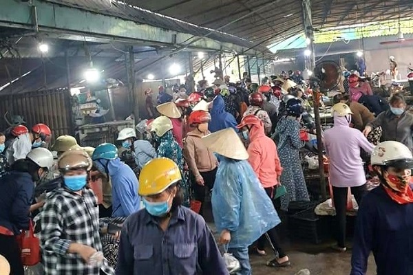 Nghệ An: Nhiều nơi người dân đổ xô đi mua hàng tích trữ - Ảnh 1