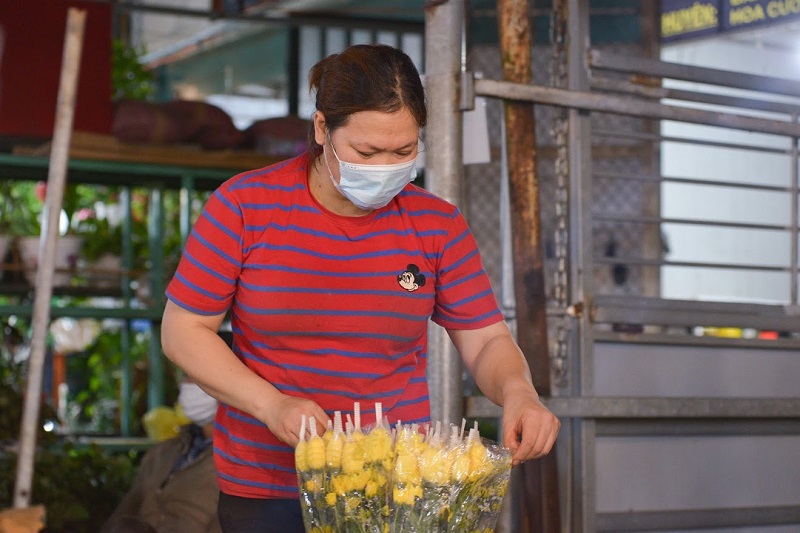 Chợ hoa lớn nhất Hà Nội nhộn nhịp trước ngày 20/10 - Ảnh 6
