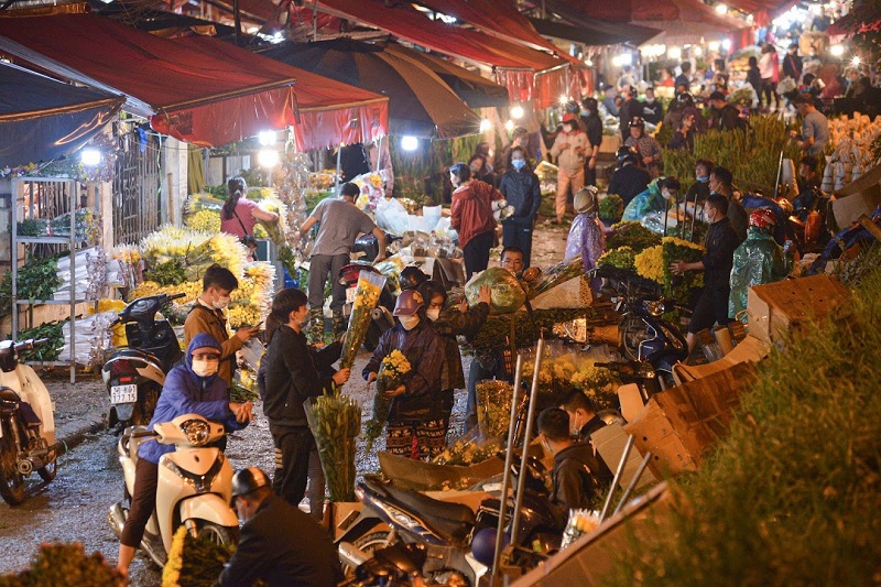 Chợ hoa lớn nhất Hà Nội nhộn nhịp trước ngày 20/10 - Ảnh 3