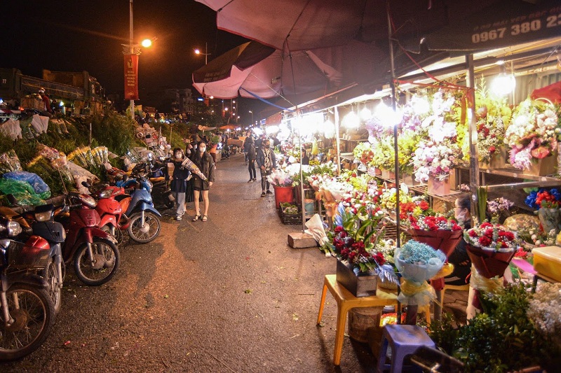 Chợ hoa lớn nhất Hà Nội nhộn nhịp trước ngày 20/10 - Ảnh 2