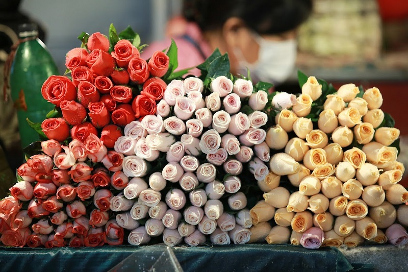 Chợ hoa lớn nhất Hà Nội nhộn nhịp trước ngày 20/10 - Ảnh 10