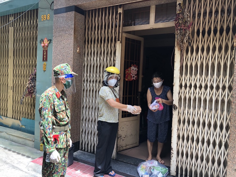 [Ảnh] Quân đội trao quà cho hộ khó khăn, chính quyền đi chợ thay dân ở TP Hồ Chí Minh - Ảnh 8
