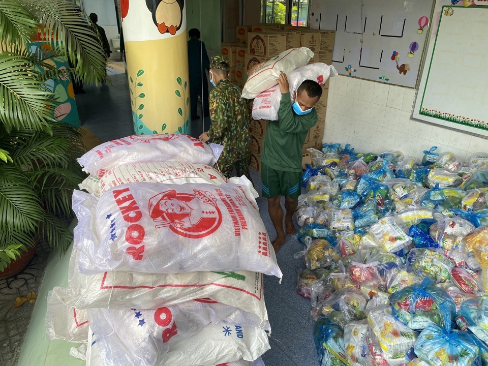 [Ảnh] Quân đội trao quà cho hộ khó khăn, chính quyền đi chợ thay dân ở TP Hồ Chí Minh - Ảnh 5
