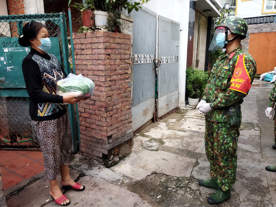 [Ảnh] Bộ đội đến từng nhà dân, hỗ trợ người khó khăn tại TP Hồ Chí Minh - Ảnh 5