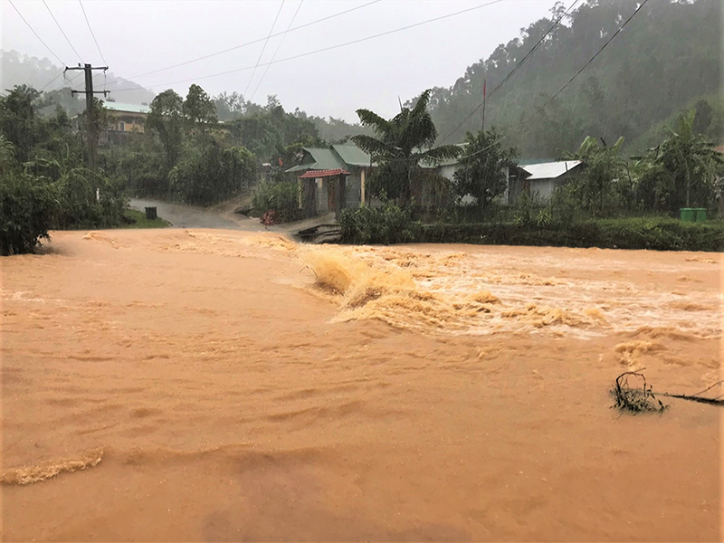 Quảng Nam: Mưa lớn gây chia cắt nhiều nơi, 4 hồ thủy điện xả lũ - Ảnh 1
