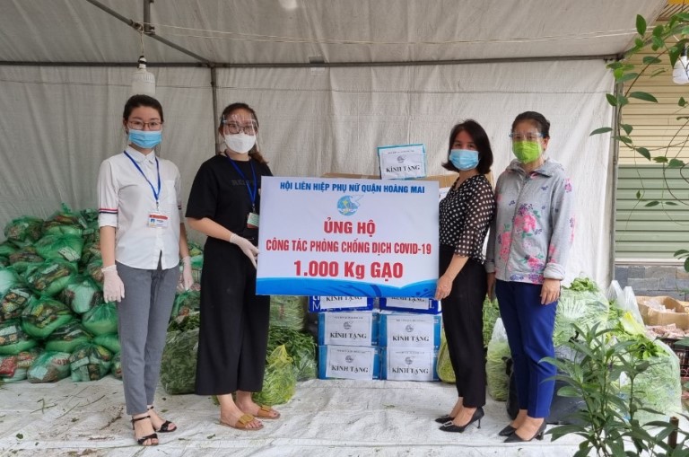 Phụ nữ quận Hoàng Mai hỗ trợ người dân tại khu vực phong tỏa phường Giáp Bát - Ảnh 2