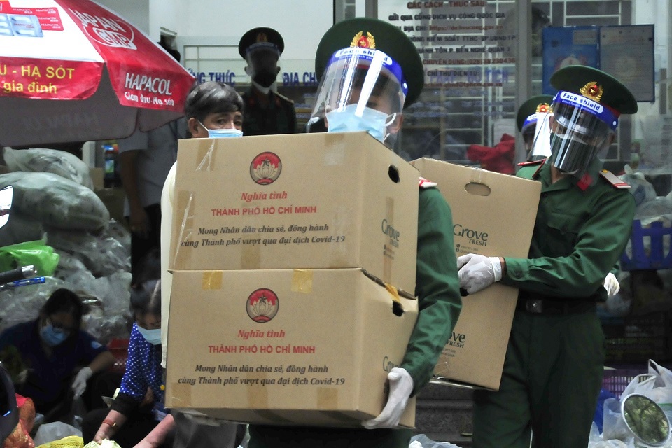 [Ảnh] Bộ đội đến từng nhà dân, hỗ trợ người khó khăn tại TP Hồ Chí Minh - Ảnh 8