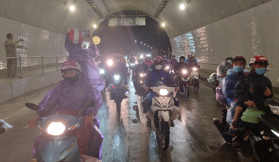 Lần đầu tiên mở cửa hầm đường bộ Hải Vân cho người dân đi xe máy về quê - Ảnh 3