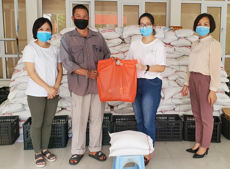 Hà Đông: Hội Phụ nữ nhận và trao hơn 800 suất quà hỗ trợ cho người hoàn cảnh khó khăn - Ảnh 1