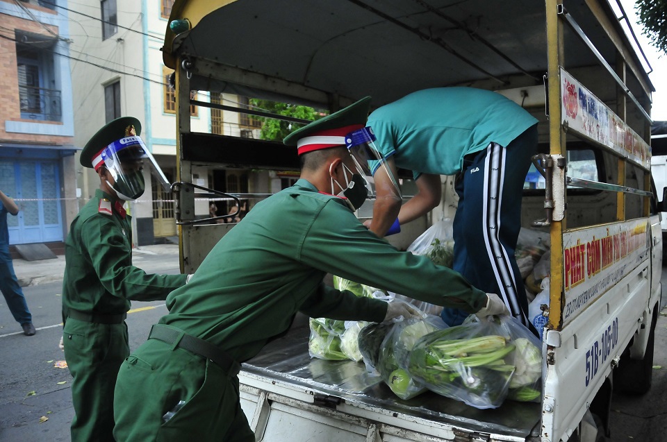 [Ảnh] Bộ đội đến từng nhà dân, hỗ trợ người khó khăn tại TP Hồ Chí Minh - Ảnh 6