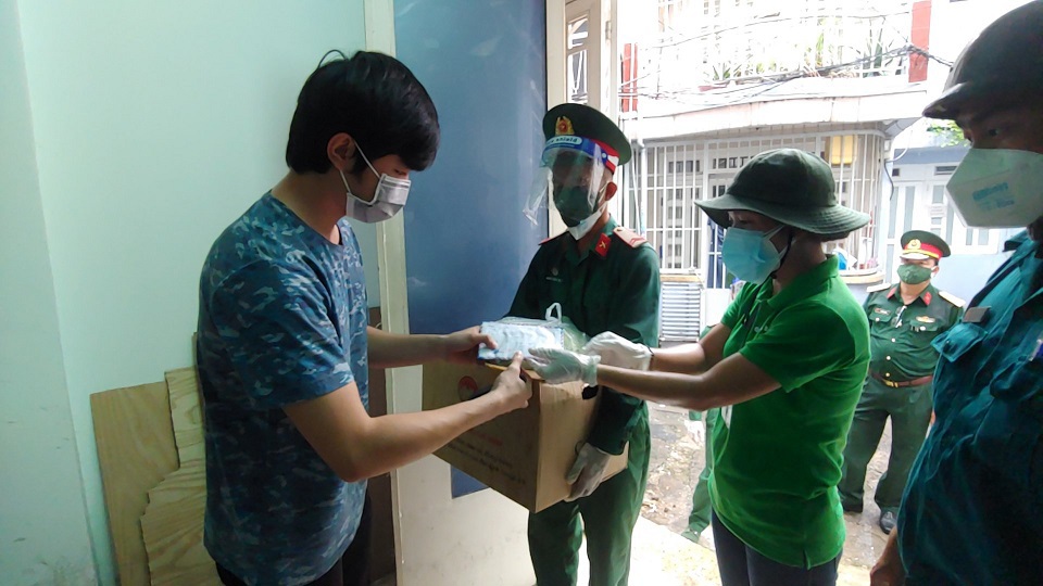 [Ảnh] Bộ đội đến từng nhà dân, hỗ trợ người khó khăn tại TP Hồ Chí Minh - Ảnh 9
