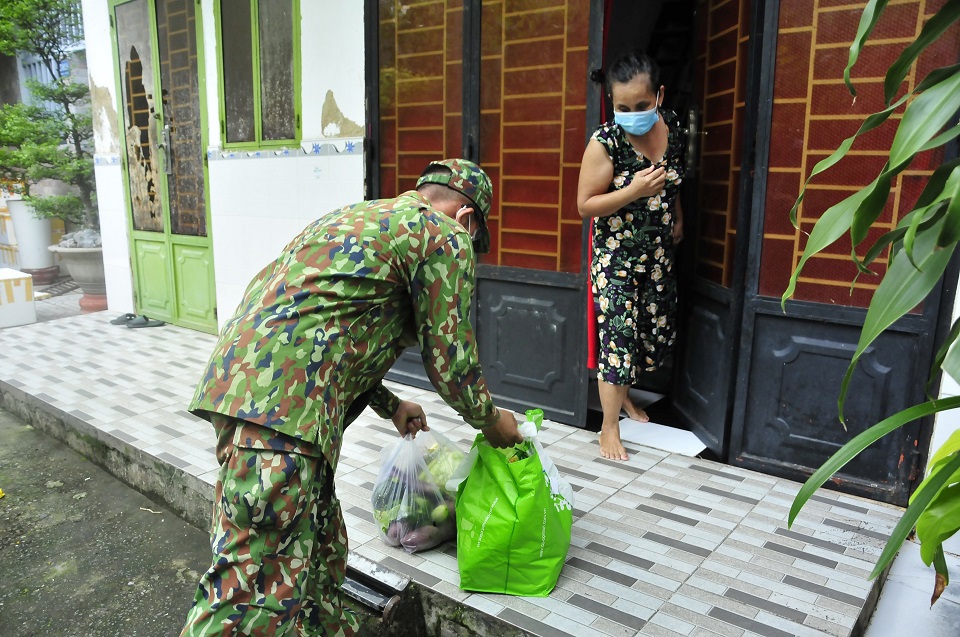 [Ảnh] Bộ đội đến từng nhà dân, hỗ trợ người khó khăn tại TP Hồ Chí Minh - Ảnh 13