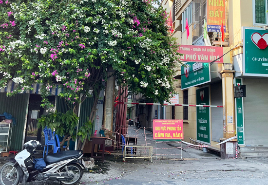 Hà Đông: Phong tỏa tạm thời khu dân cư ở phường Quang Trung do có 2 ca mắc Covid-19 - Ảnh 1