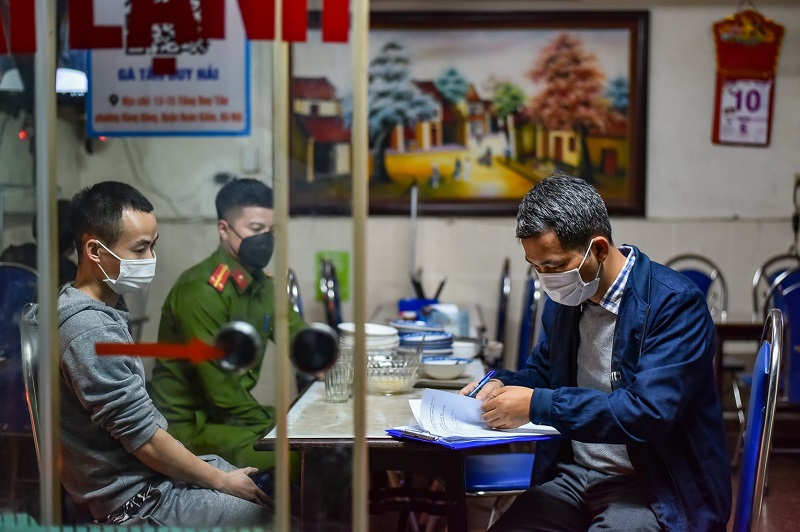Quận Hoàn Kiếm: Kiểm tra, xử phạt nhà hàng vẫn chào mời khách sau 21 giờ đêm - Ảnh 8