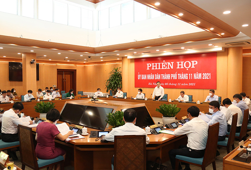 Tập thể UBND TP Hà Nội họp để xem xét một số nội dung trình kỳ họp cuối năm của HĐND TP - Ảnh 2