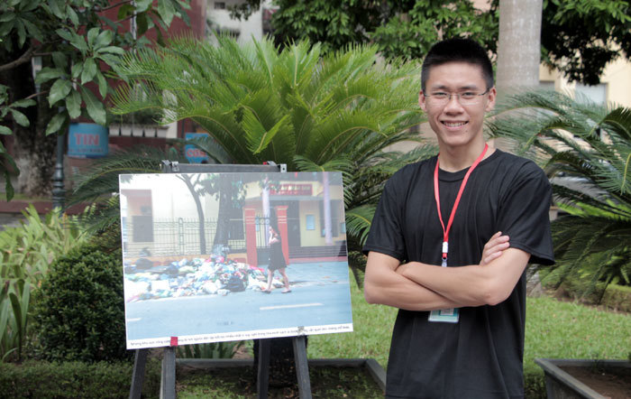 Sinh viên báo chí với triển lãm ảnh “Ngập trong rác” - Ảnh 1