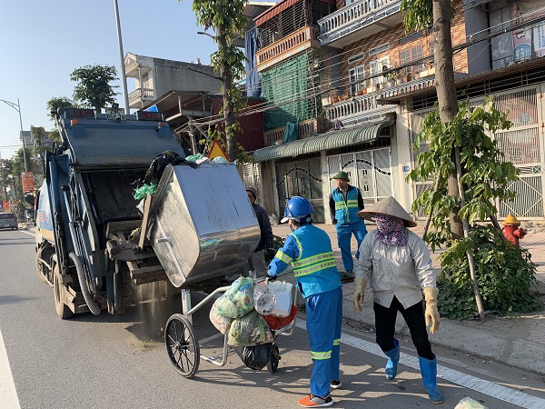 Thu gom xử lý rác tại khu vực ngoại thành: Doanh nghiệp vừa làm vừa lo - Ảnh 1