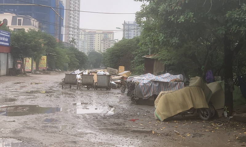 Hà Nội: Nhiều khu vực rác thải tồn đọng trên đường do sự cố bãi rác Nam Sơn - Ảnh 2