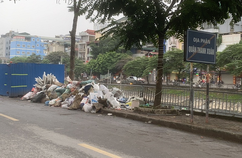 Hà Nội: Nhiều khu vực rác thải tồn đọng trên đường do sự cố bãi rác Nam Sơn - Ảnh 3