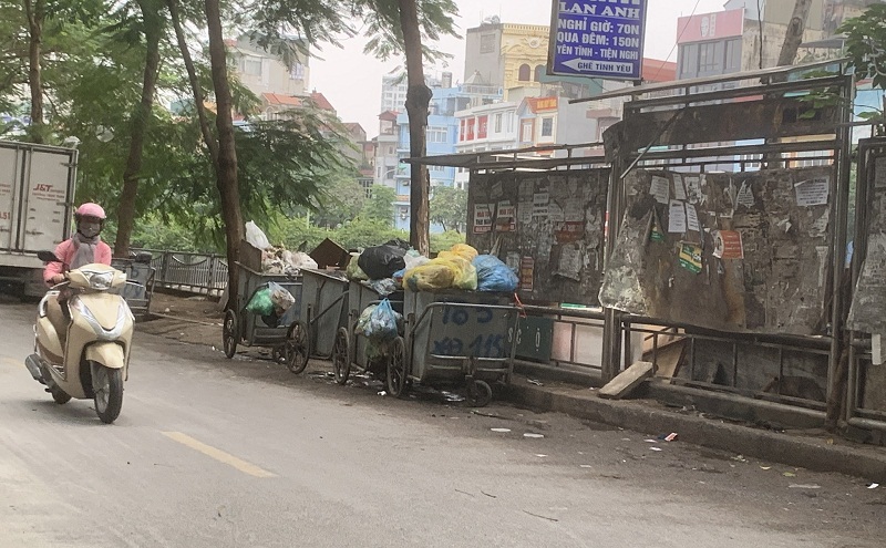 Hà Nội: Nhiều khu vực rác thải tồn đọng trên đường do sự cố bãi rác Nam Sơn - Ảnh 4