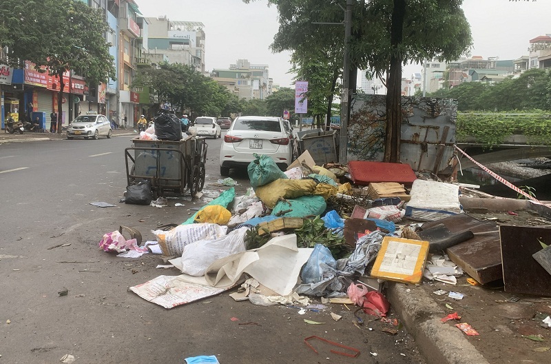 Hà Nội: Nhiều khu vực rác thải tồn đọng trên đường do sự cố bãi rác Nam Sơn - Ảnh 5