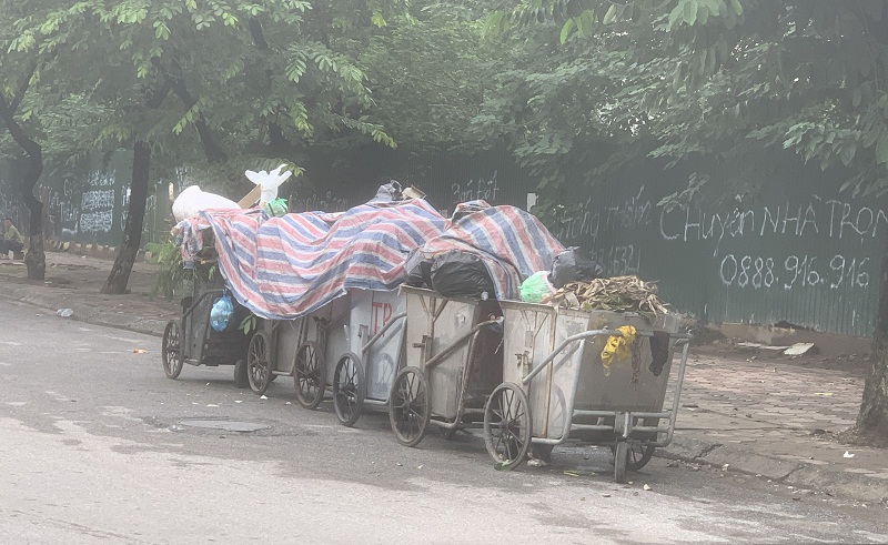 Hà Nội: Nhiều khu vực rác thải tồn đọng trên đường do sự cố bãi rác Nam Sơn - Ảnh 6
