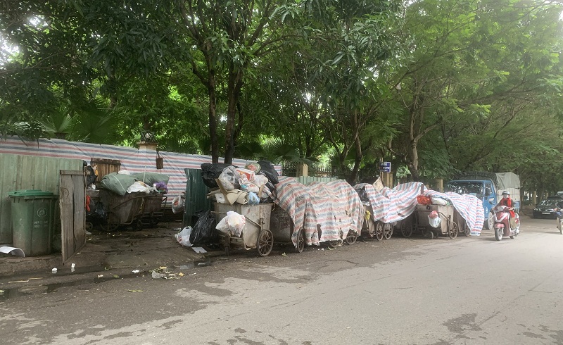 Hà Nội: Nhiều khu vực rác thải tồn đọng trên đường do sự cố bãi rác Nam Sơn - Ảnh 7