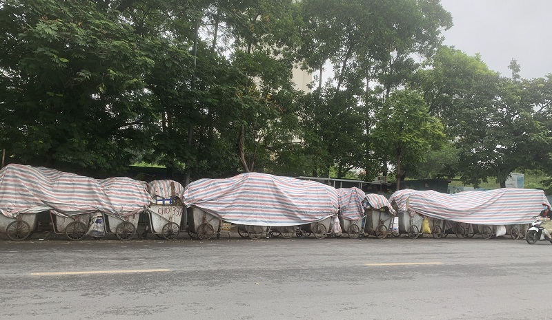 Hà Nội: Nhiều khu vực rác thải tồn đọng trên đường do sự cố bãi rác Nam Sơn - Ảnh 8