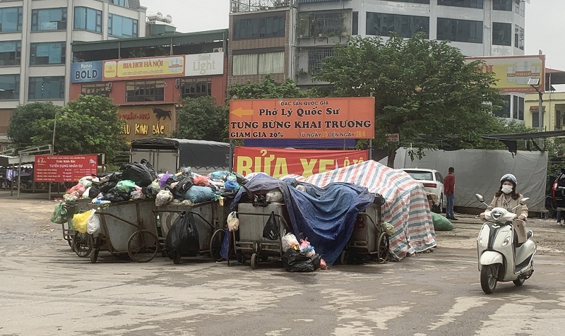 Hà Nội: Nhiều khu vực rác thải tồn đọng trên đường do sự cố bãi rác Nam Sơn - Ảnh 9