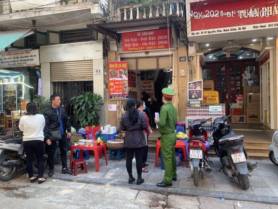 Công an quận Hoàn Kiếm xử phạt nhiều hàng quán vi phạm quy định phòng chống dịch - Ảnh 1