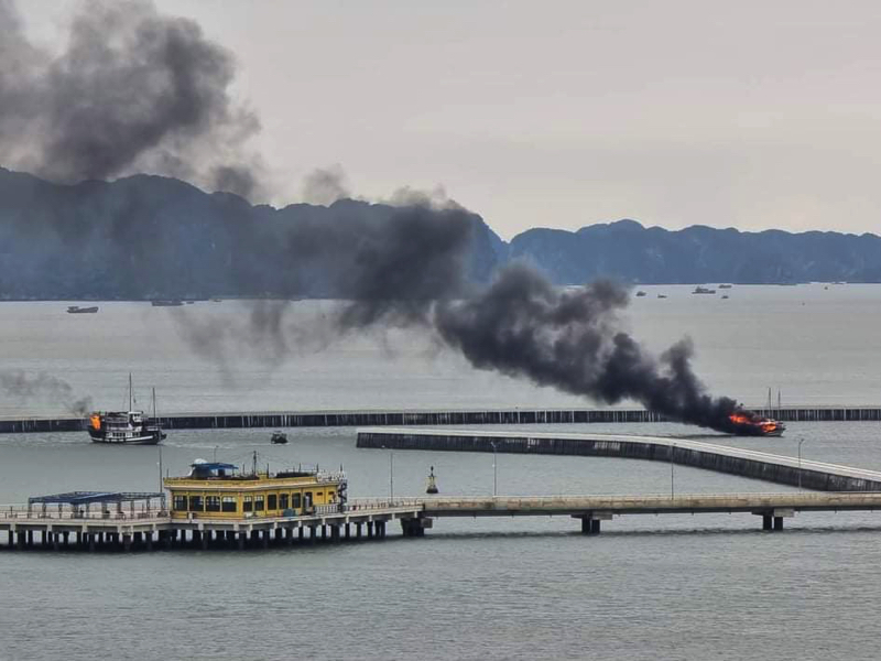Quảng Ninh: Hai tàu du lịch bốc cháy dữ dội tại cảng tàu khách - Ảnh 1