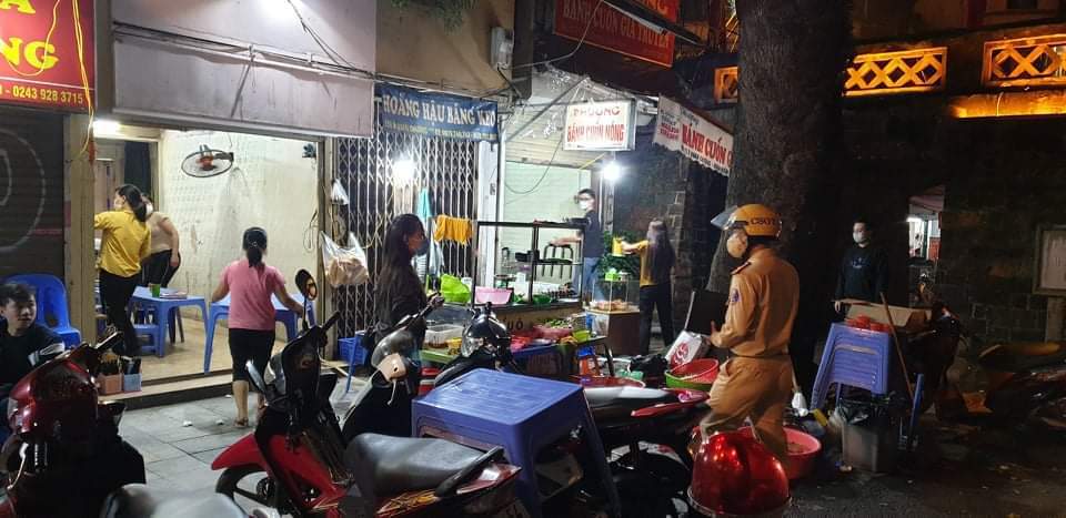 Công an quận Hoàn Kiếm xử phạt nhiều hàng quán vi phạm quy định phòng chống dịch - Ảnh 3