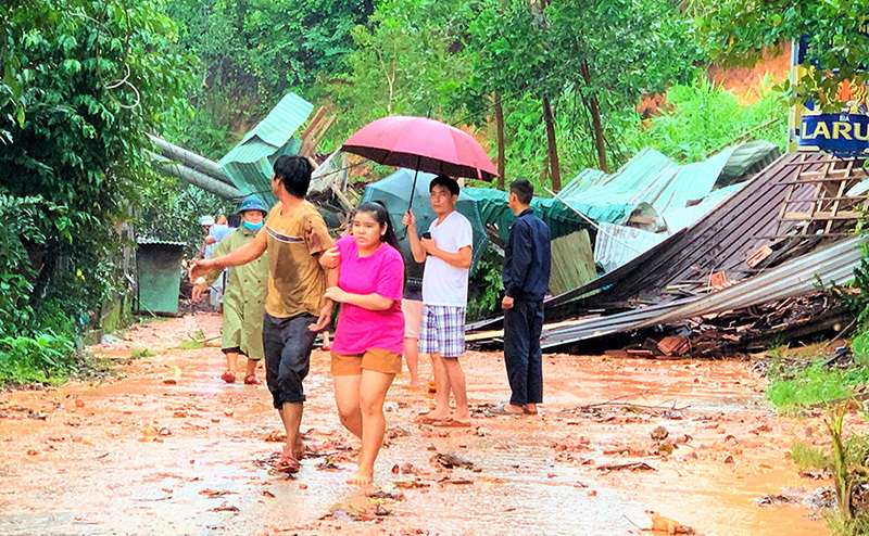 Mưa lớn gây sạt lở đất, Quảng Nam sơ tán khẩn cấp nhiều hộ dân - Ảnh 1