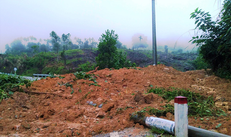 Mưa lớn gây sạt lở đất, Quảng Nam sơ tán khẩn cấp nhiều hộ dân - Ảnh 2