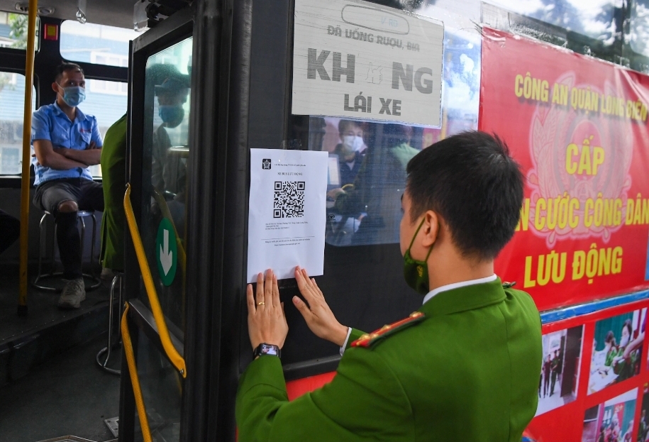 Hà Nội: Cấp căn cước công dân gắn chíp trên xe buýt lưu động - Ảnh 3