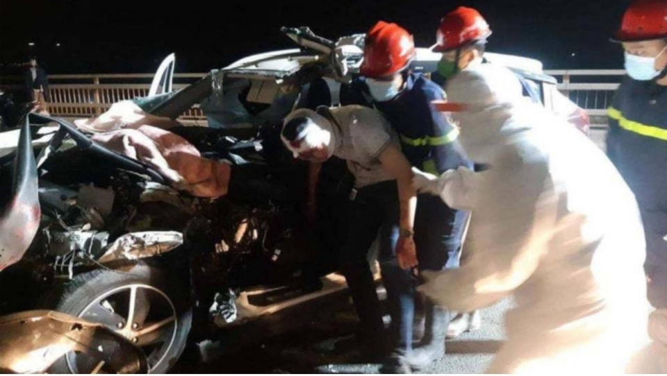 Giải cứu tài xế mắc kẹt trong ô tô sau tai nạn nghiêm trọng trên cầu Nhật Tân - Ảnh 1