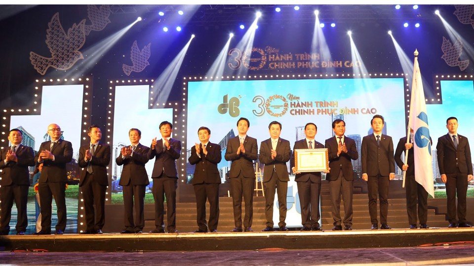 Tập đoàn Xây dựng Hòa Bình đón nhận Huân chương Lao động hạng Nhì - Ảnh 2