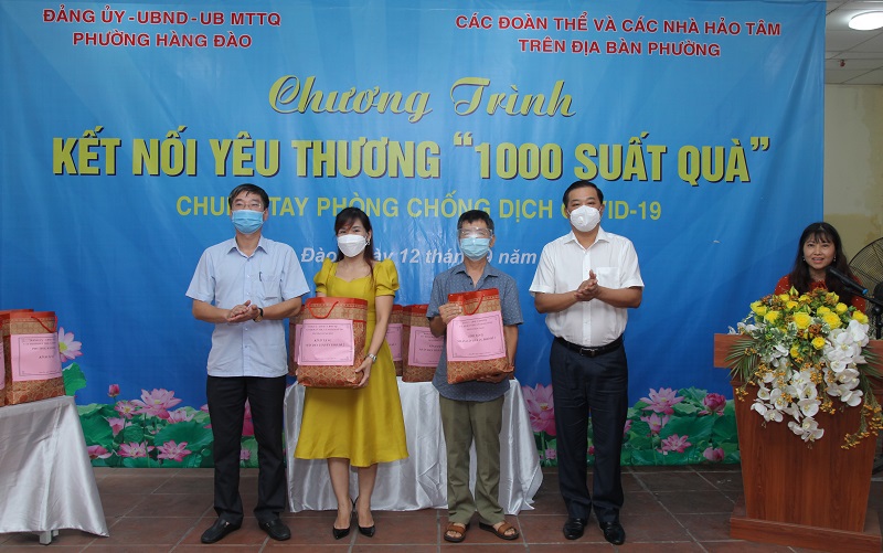 Quận Hoàn Kiếm: Trao 1.000 suất quà hỗ trợ cho người dân bị ảnh hưởng bởi dịch Covid-19 phường Hàng Đào - Ảnh 2