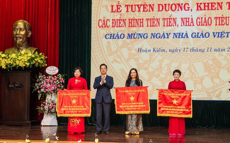 Quận Hoàn Kiếm: Tuyên dương các điển hình tiên tiến, nhà giáo tiêu biểu năm 2021 - Ảnh 2