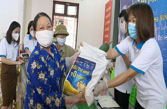 Hà Đông: Hơn 1.000 người dân được hỗ trợ nhu yếu phẩm từ ''Siêu thị mini 0 đồng'' - Ảnh 1
