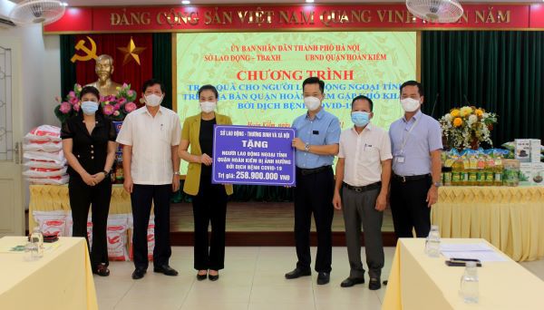 Sở LĐTB&XH Hà Nội tặng 873 suất quà cho lao động ngoại tỉnh bị ảnh hưởng Covid-19 trên địa bàn quận Hoàn Kiếm, huyện Chương Mỹ - Ảnh 1