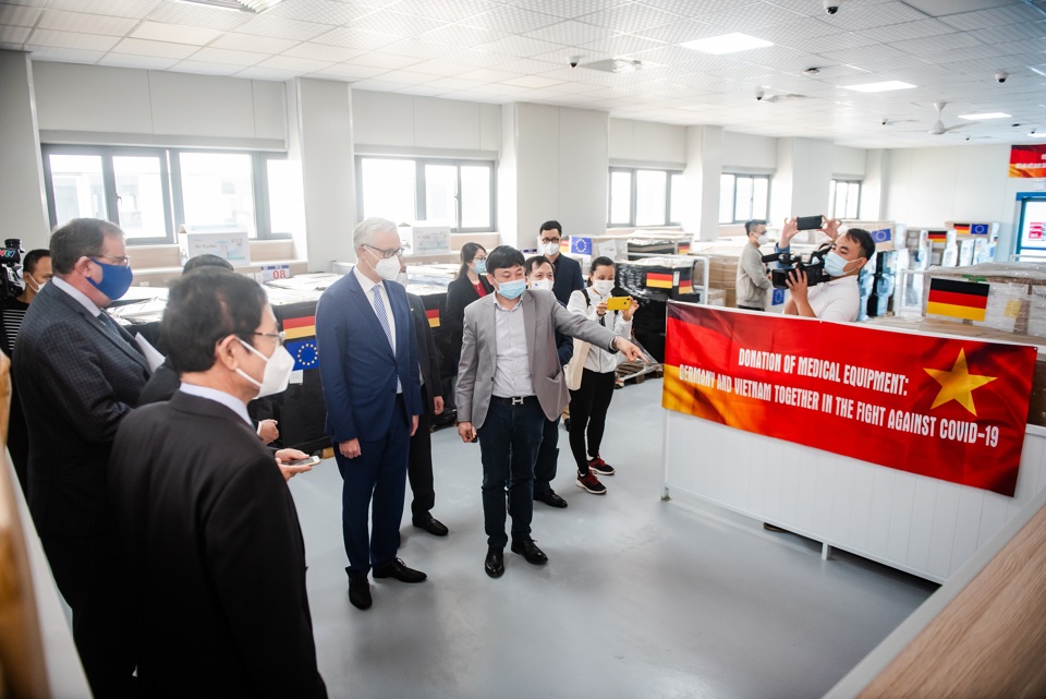 Đức trao tặng máy móc y tế gần 21 tỷ đồng giúp Việt Nam chống dịch Covid-19 - Ảnh 1