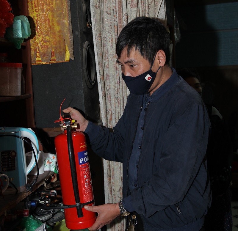 Quận Hoàn Kiếm: Đến tận nhà tặng bình cứu hoả, hướng dẫn phòng chống cháy nổ tại nhiều hộ dân - Ảnh 5